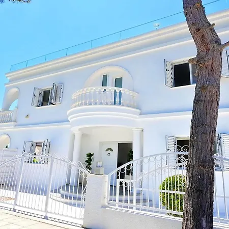 Cecilia Coral Villa *