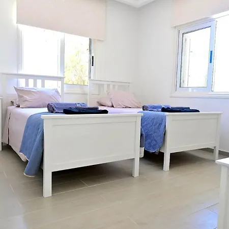 Cecilia Coral * Coral Bay