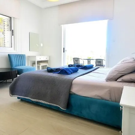 Cecilia Coral * Coral Bay